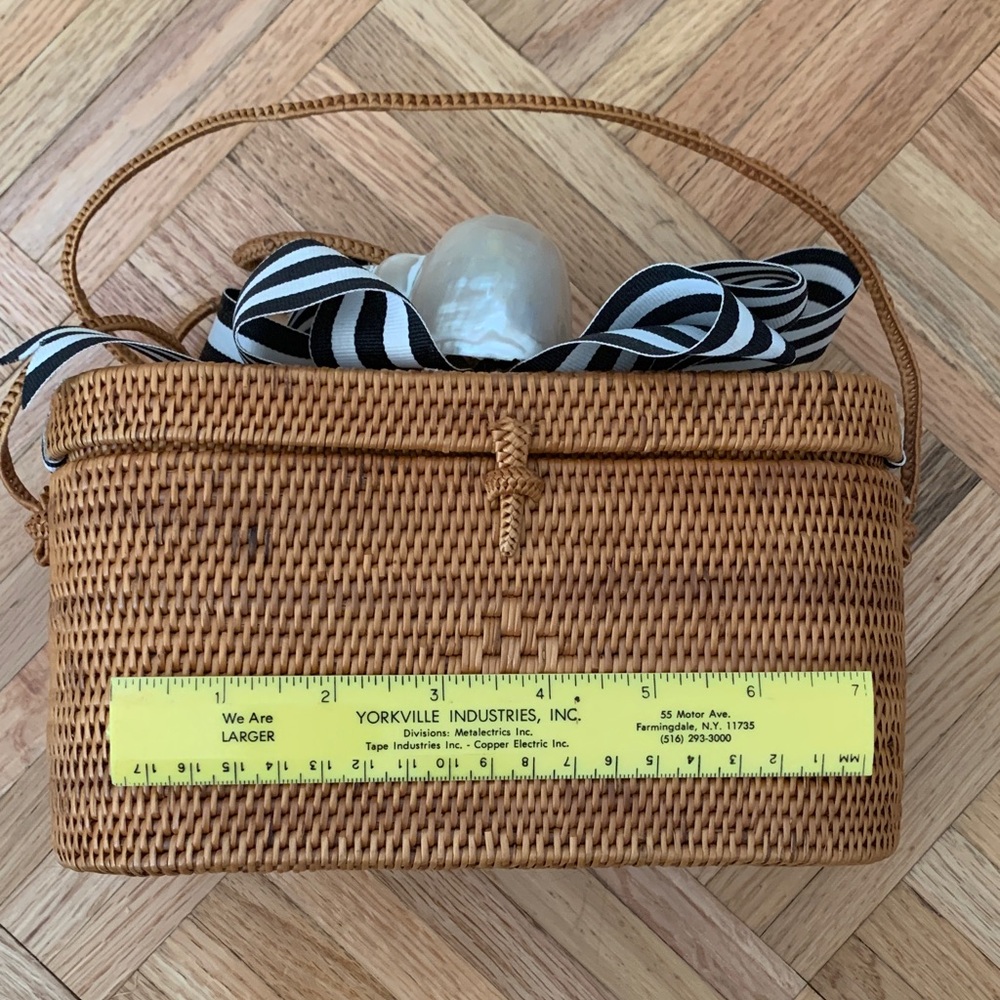 RETAIL $195 Basket Purse Natural Root Hand-Woven Custom Shell & Bow Accent - Picture 14 of 15